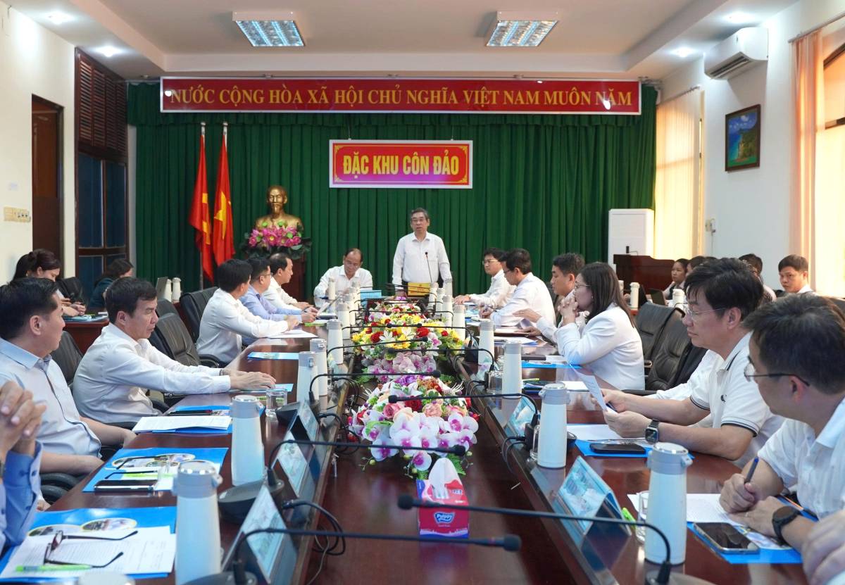 7月16日、ホーチミン市の指導者たちは、コンダオ特別区と協議し、そこでの医療開発の解決策を見つけました。写真:Anh Hoang