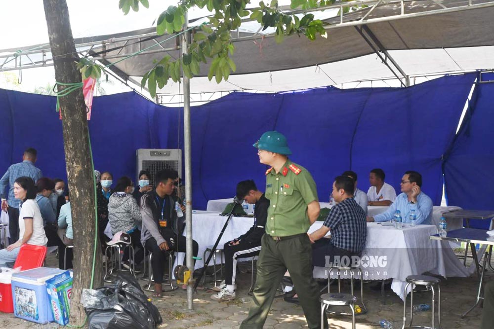 The People's Committee of Thuong Cat Ward enforced a compulsory inventory of about 36 households on the morning of September 8, 2025. Photo: Thanh Nhan