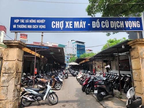 Dich Vong old motorbike market. Photo: Dang Tien
