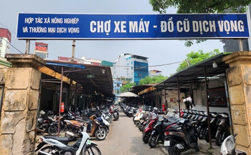 Dich Vong old motorbike market. Photo: Dang Tien