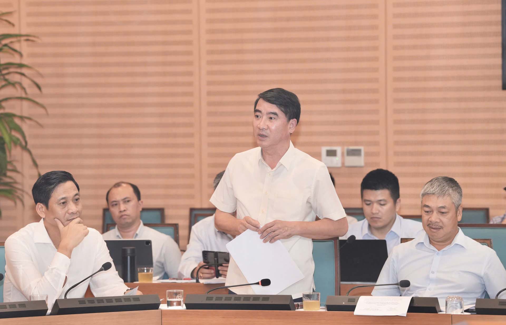 Giám đốc Sở Tài chính thành phố Hà Nội Nguyễn Xuân Lưu báo cáo tại cuộc họp. Ảnh: Đình Hiệp