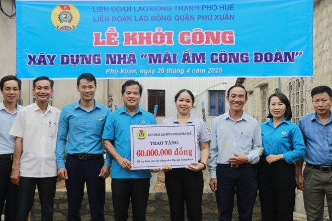 Vicepresidente del Comite del Frente de la Paterna de Vietnam, presidente de la Federacion Laboral de Hue Minh Nhan visito, alento y presto apoyo a los casos de miembros de la familia desfavorecidos. Foto: H. Hien.