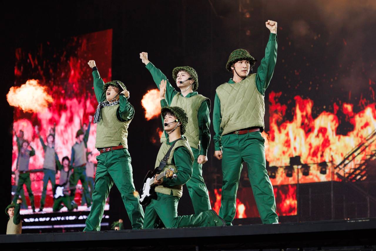 コンサート彼の兄弟は何千ものとげを渡りました。写真：ええ1.