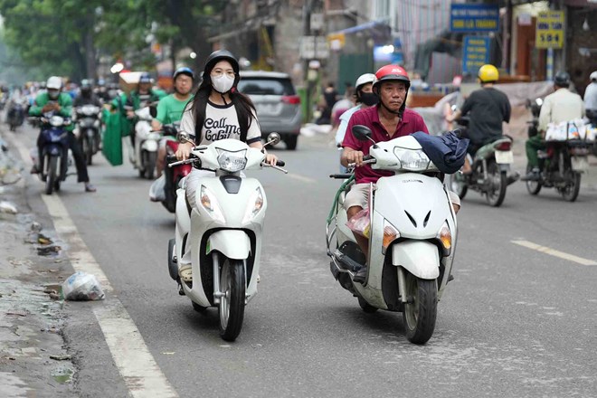 Ha Noi dang tung buoc chuyen doi phuong tien ca nhan. Anh: Song Huu