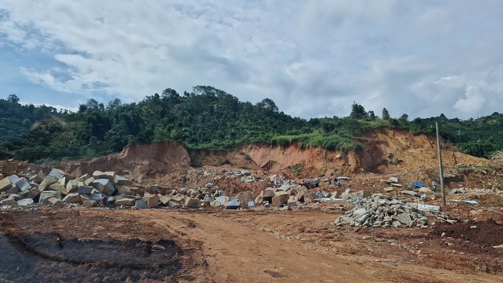 Diem khai thac da cach duong lon lien xa khoang 1km theo duong chim bay. Hang ngay, co rat nhieu phuong tien di chuyen qua lai. Anh: Lam Hong