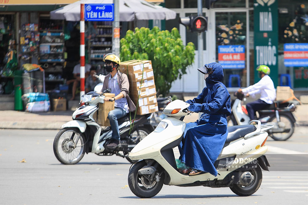 Weather forecast for tomorrow, the North and Central regions will be very hot and sunny before the rain changes due to the influence of a tropical depression that is likely to become storm No. 3. Photo: Minh Thanh