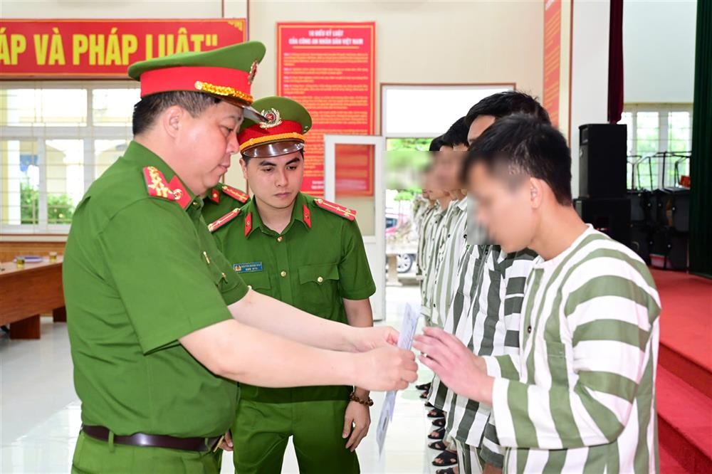 Colonel Bui Trung Thanh - Deputy Director of Hai Phong City Police Department presented amnesty certificates to 54 prisoners who were granted amnesty on April 30. Photo: Ministry of Public Security