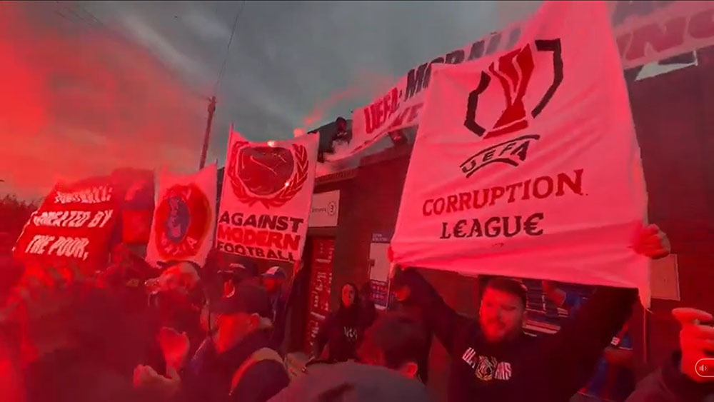 Los fanaticos de Crystal Palace encendieron bengalas, protestan contra la decision de la UEFA. Foto: Corte del video