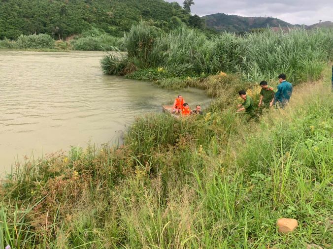 関係当局が島に遊びに出かける途中で閉じ込められた人々の救助活動に参加。写真:Lam Hong