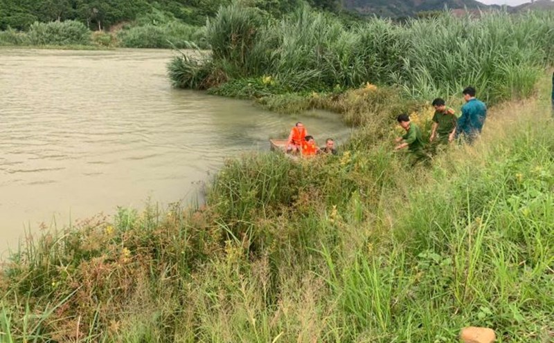 The authorities participated in rescuing a group of people trapped while playing on the island. Photo: Lam Hong