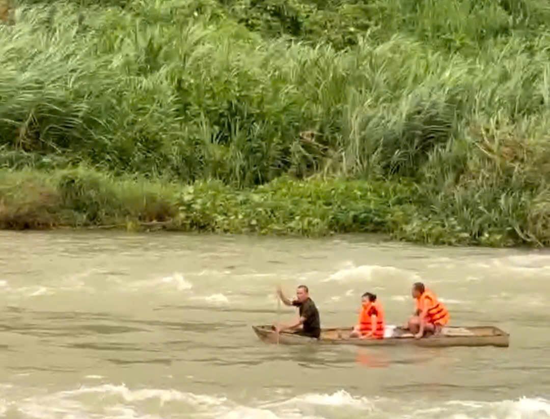 Nhung nguoi mac ket giua dao tren ho thuy dien da duoc ung cuu kip thoi. Anh: Lam Hong