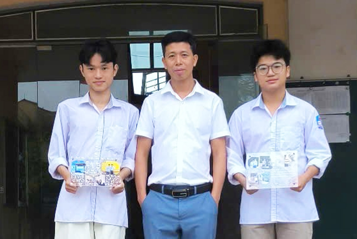 Tran Huu Thinh - Valedictorian del bloque A00 (izquierda) y el Sr. Doan Van Tan (en el medio). Foto: personaje proporcionado
