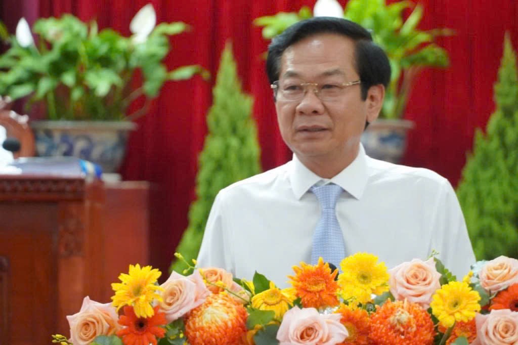 Do Thanh Binh 씨 칸다 당 중앙위원회 위원 칸다 시당위원회 서기 칸다 시 군사위원회 서기 칸다 시 군사위원회 전체 담당 및 지휘 칸다 시당위원회 조직위원회 칸다 시당위원회 검사위원회 칸다 시당위원회 내무위원회. 사진: Ta Quang