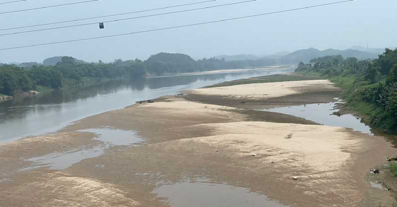 7월 17일 서북부 지방 날씨 밤에는 소나기와 뇌우가 산발적으로 내리고 낮에는 햇볕이 나며 평균 기온은 24-36°C입니다. 사진: Dinh Dai