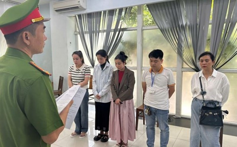 The Investigation Police Agency of Da Nang City Police issued decisions against a group of subjects at Da Nang International General Clinic. Photo: Da Nang City Police