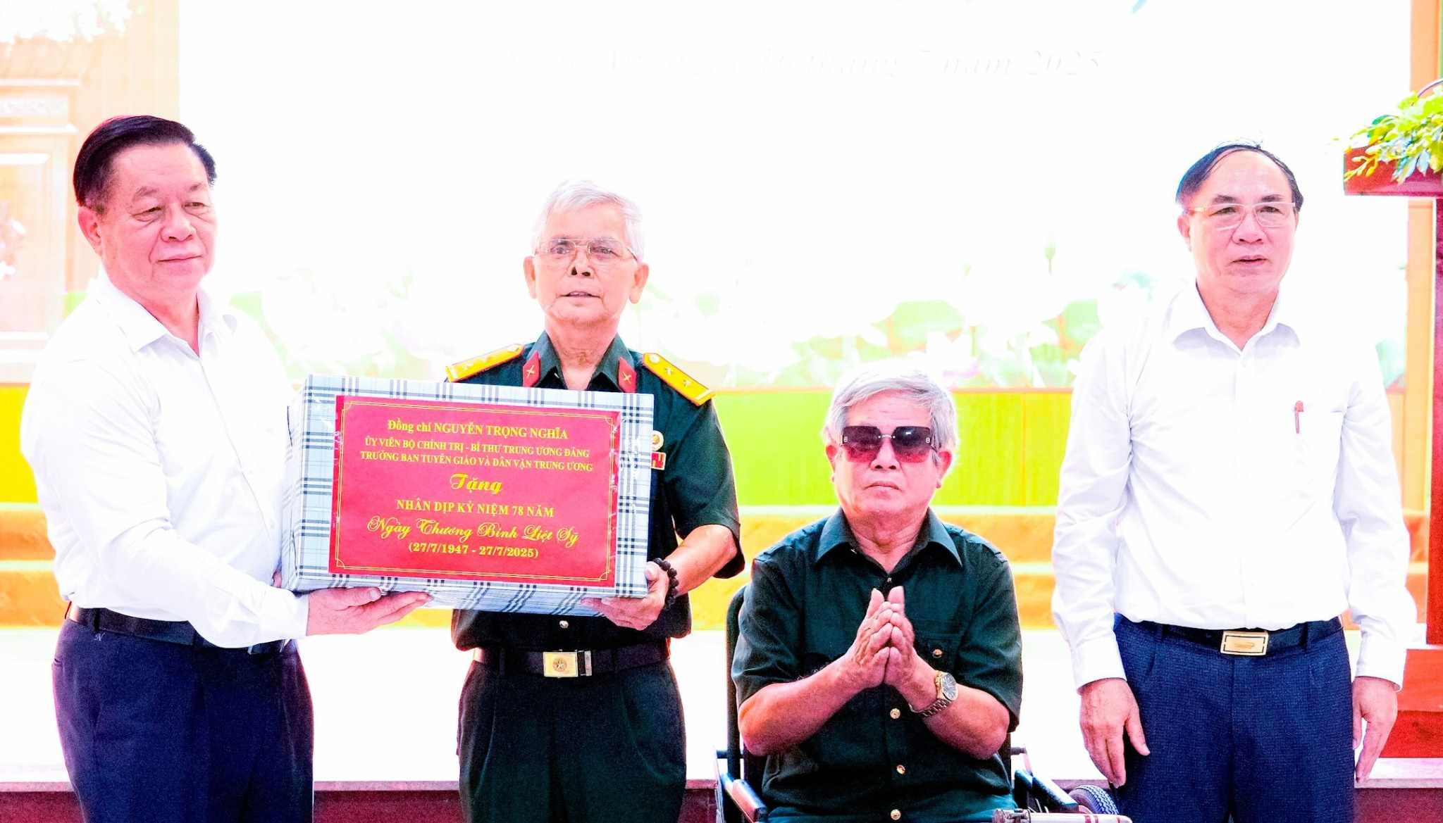 응우옌 쫑 응이아(Nguyen Trong Nghia) 동지 - 당 중앙위원회 정치국 위원 당 중앙위원회 서기 중앙 선전 및 민간 동원 위원회 위원장이 응에안(Nghe An) 상이군인 요양 센터에 선물을 증정했습니다. 사진: 팜 방(Pham Bang)