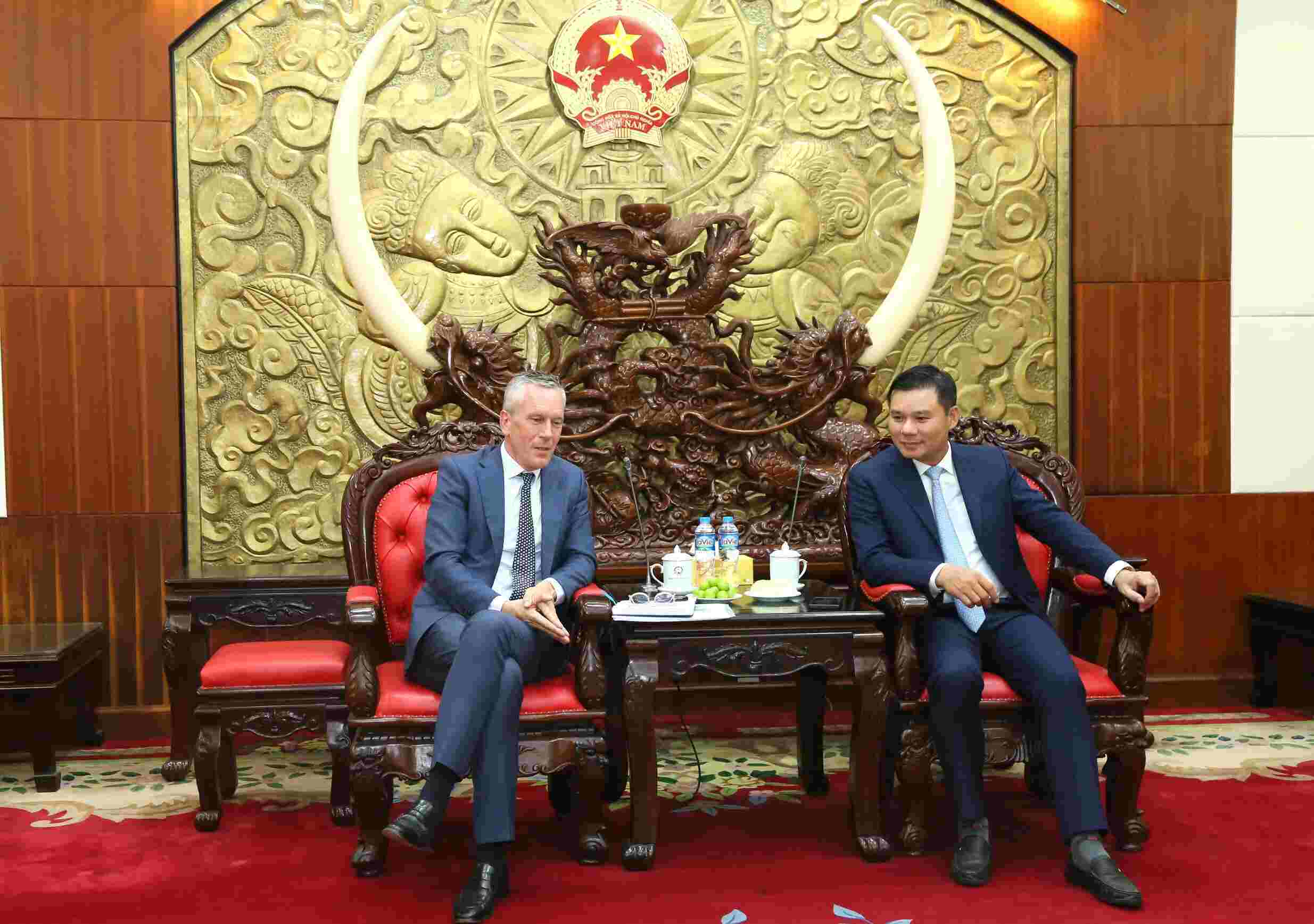 Pho Chu tich UBND tinh Nguyen Le Huy tiep va lam viec voi doan cong tac cua Dai su quan Ha Lan tai Viet Nam. Anh: Cong TTDT tinh Hung Yen