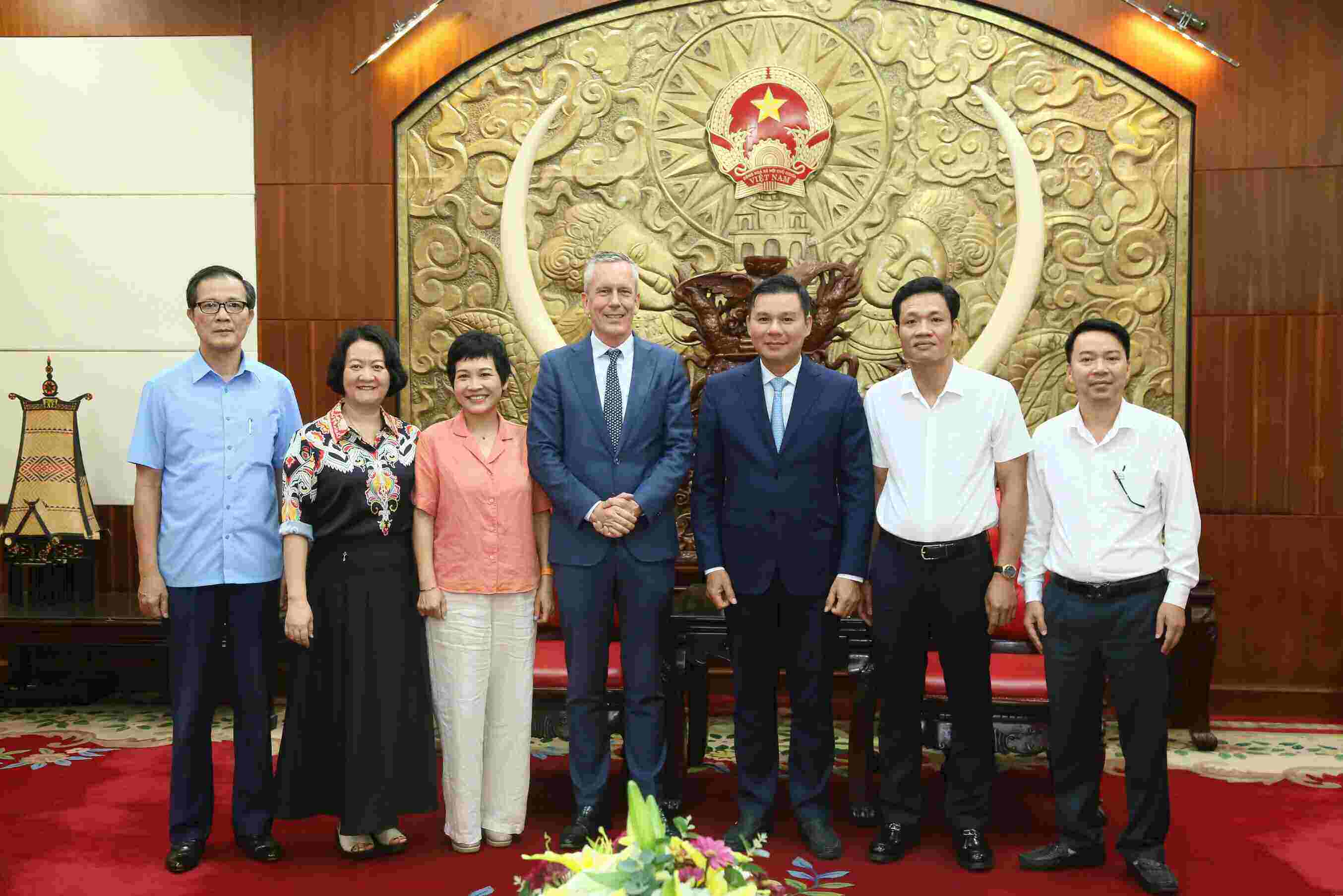 크리스토프 프로머스베르거 네덜란드 부대사가 흥옌에서 개발 협력에 대해 논의하고 있습니다. 사진: 흥옌성 전자 정보 포털