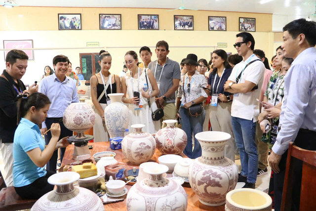 Doan phu nhan, phu quan APEC tham quan va trai nghiem ve gom tai lang gom Chu Dau, xa Thai Tan, TP Hai Phong. Anh: Minh Phong