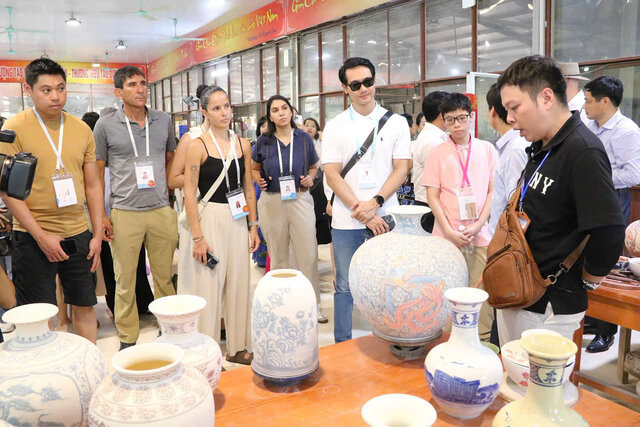 Gom Chu Dauは、APEC phu nhan、 phu quan doan向けのプログラムの文化的なハイライトです。写真:Minh Phong