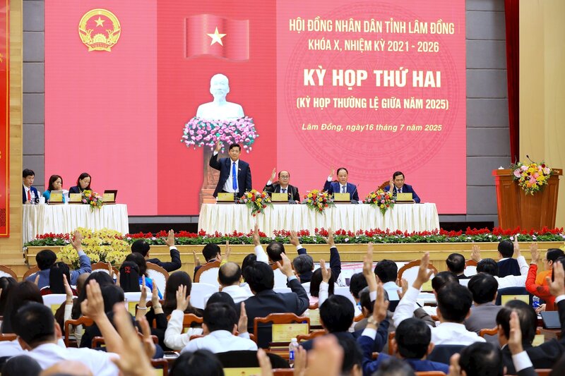 ラムドン省人民評議会、第X期、2021年から2026年の任期で、幹部支援決議を採択。写真:Lam Duc