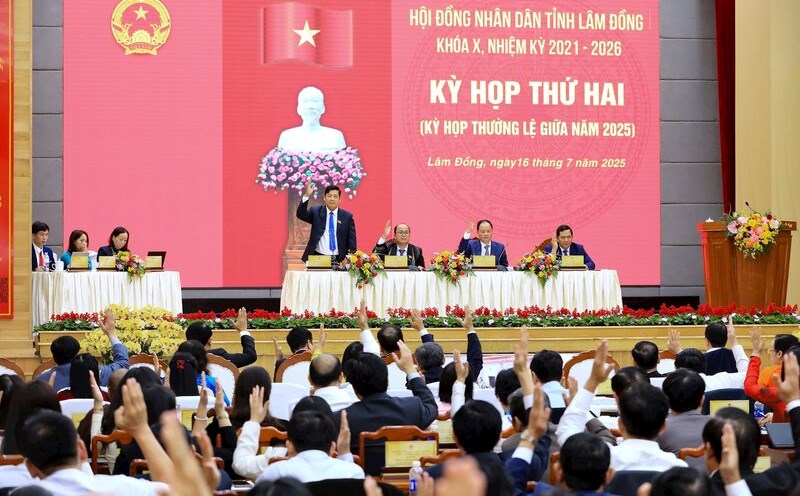 Lam Dong Provincial People's Council, term X, 2021 - 2026, passed a resolution to support cadres. Photo: Lam Duc