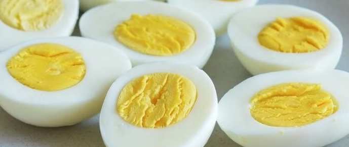 Boiled eggs combined with a breakfast food will be good for people with non-alcoholic fatty liver. Photo: Kieu Vu