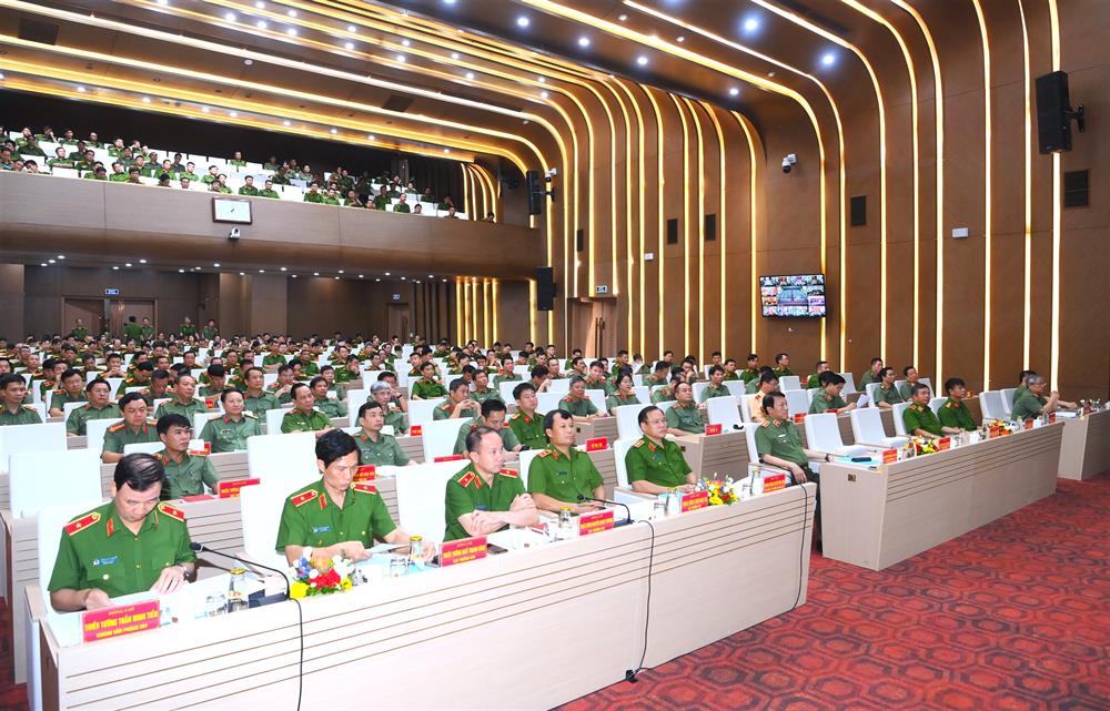Bo truong Luong Tam Quang cung cac dai bieu du hoi nghi. Anh: Bo Cong an