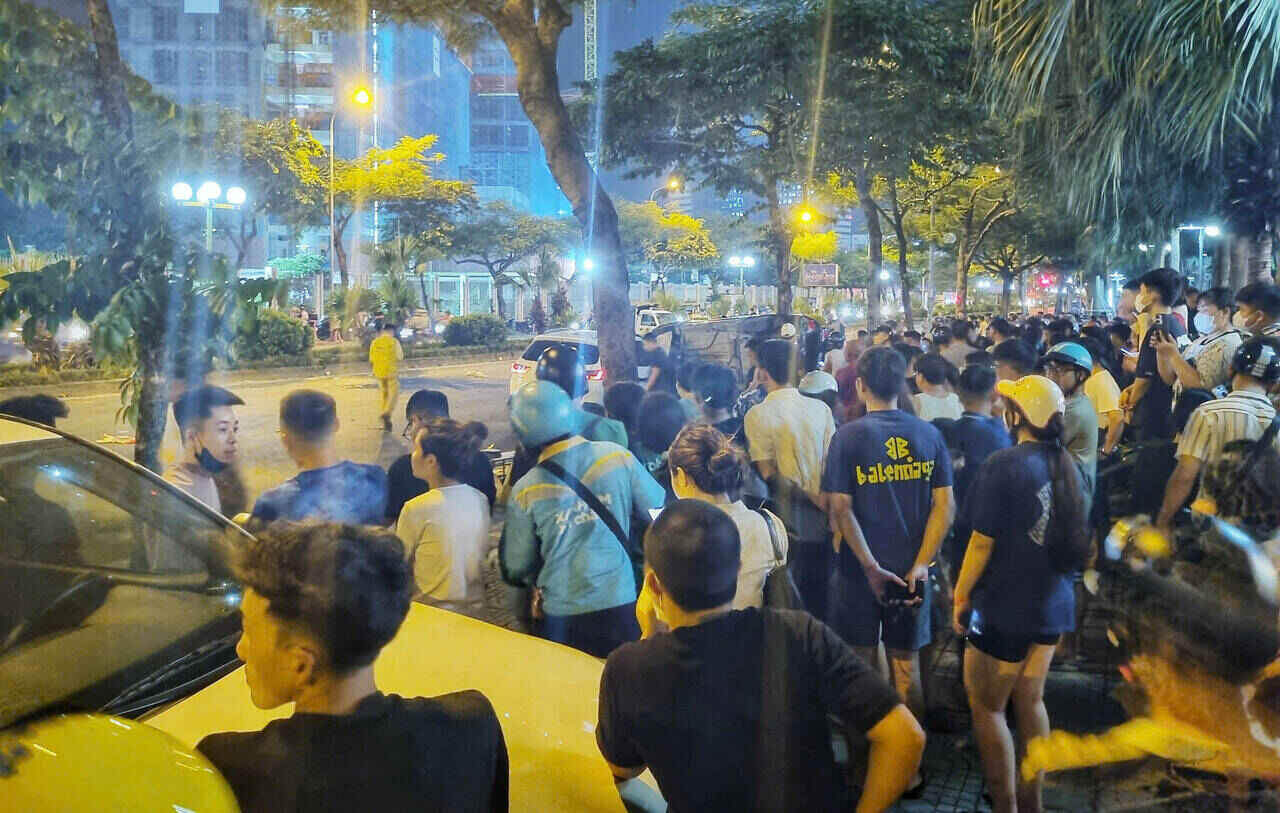 Rat dong nguoi dan tap trung, luc luong chuc nang phai lien tuc yeu cau giai tan