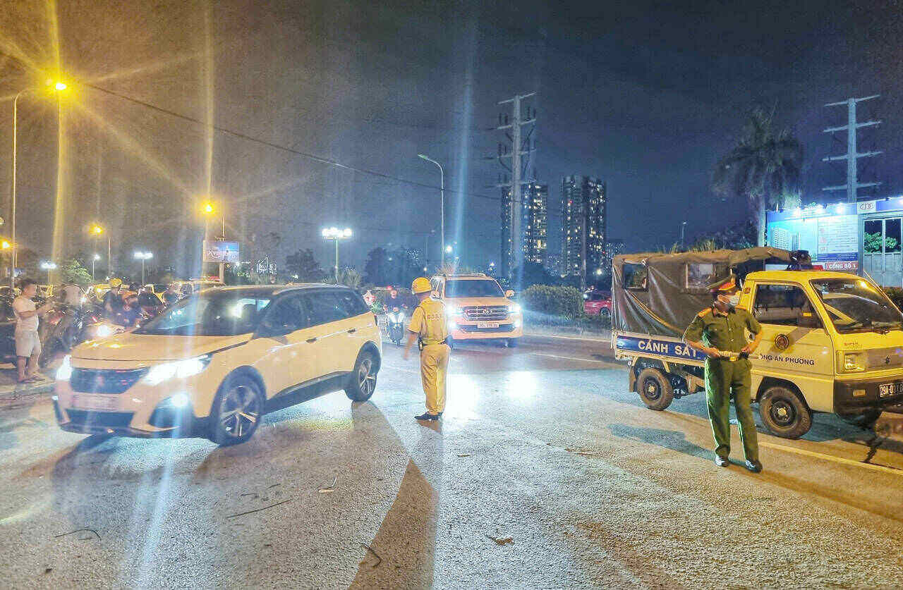 Hien cac phuong tien di huong Nguyen Trac - Yen Lo duoc dieu huong sang duong khac. Hon 22h, luc luong chuc nang van dang bao ve hien truong, dieu tra nguyen nhan vu viec