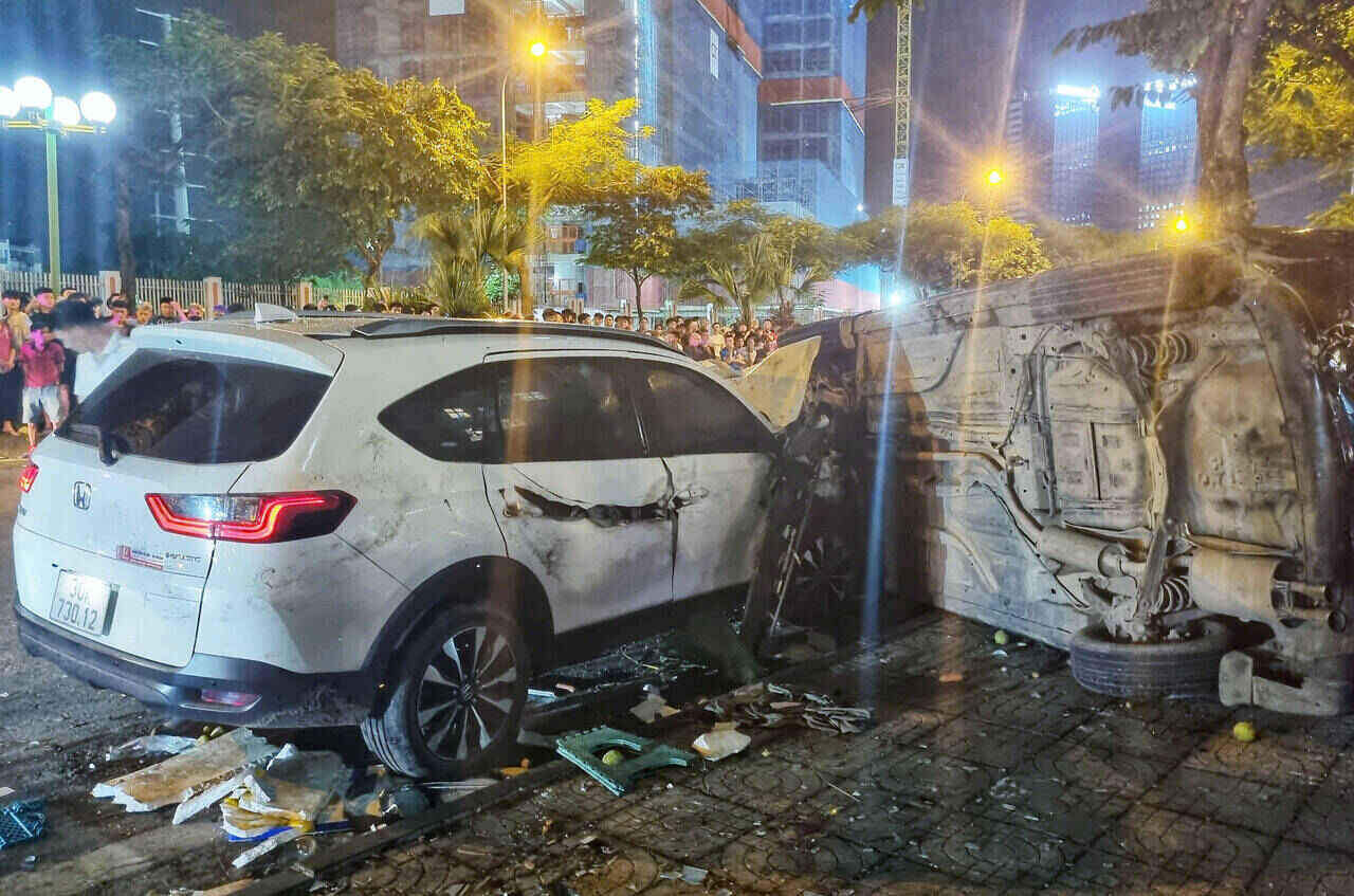 The moment a car collided continuously, killing 1 person and injuring many others in Hanoi