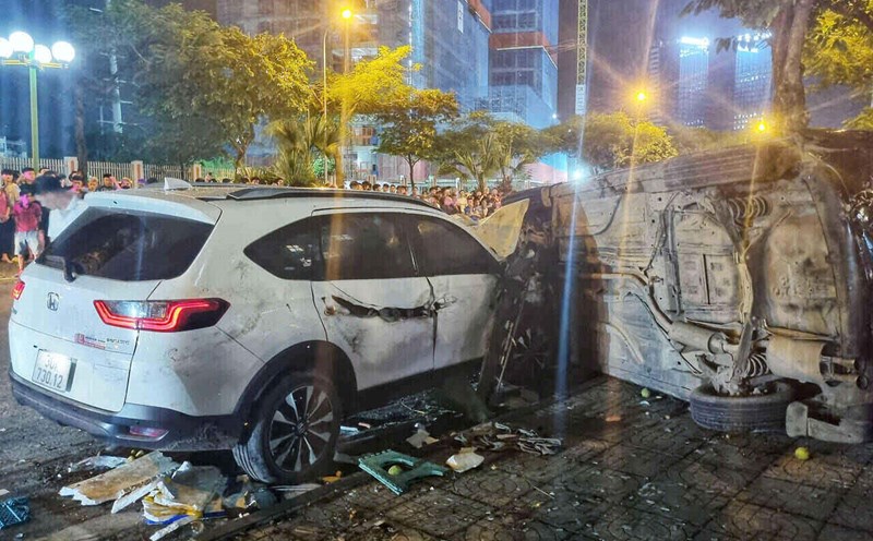 The moment a car collided continuously, killing 1 person and injuring many others in Hanoi