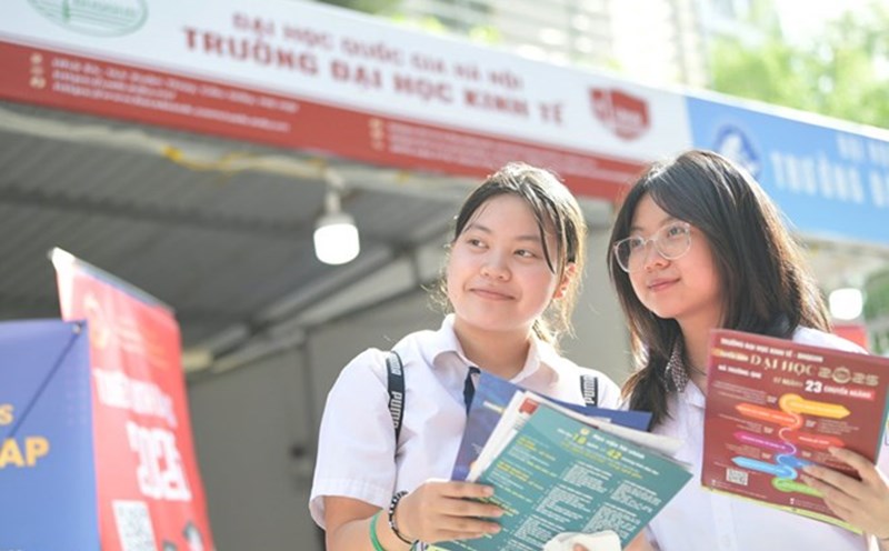24h Education: The floor score of universities is gradually revealed, some schools have reduced by 4 points. Photo: Duong Trieu
