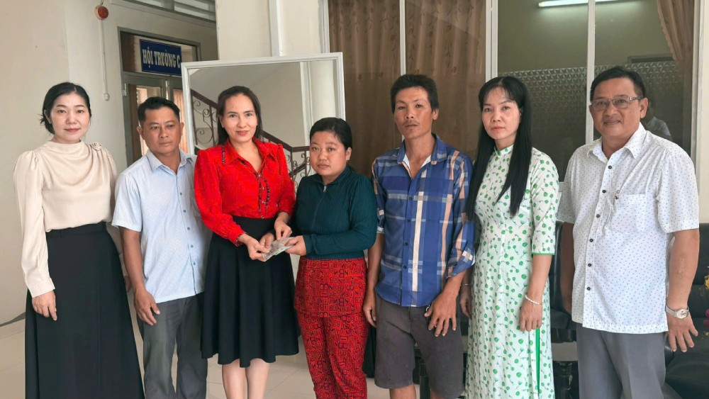 Visite et remise d'argent de soutien aux lecteurs pour la situation de M. Nguyen Van Dang. Photo : Xuan Nhi