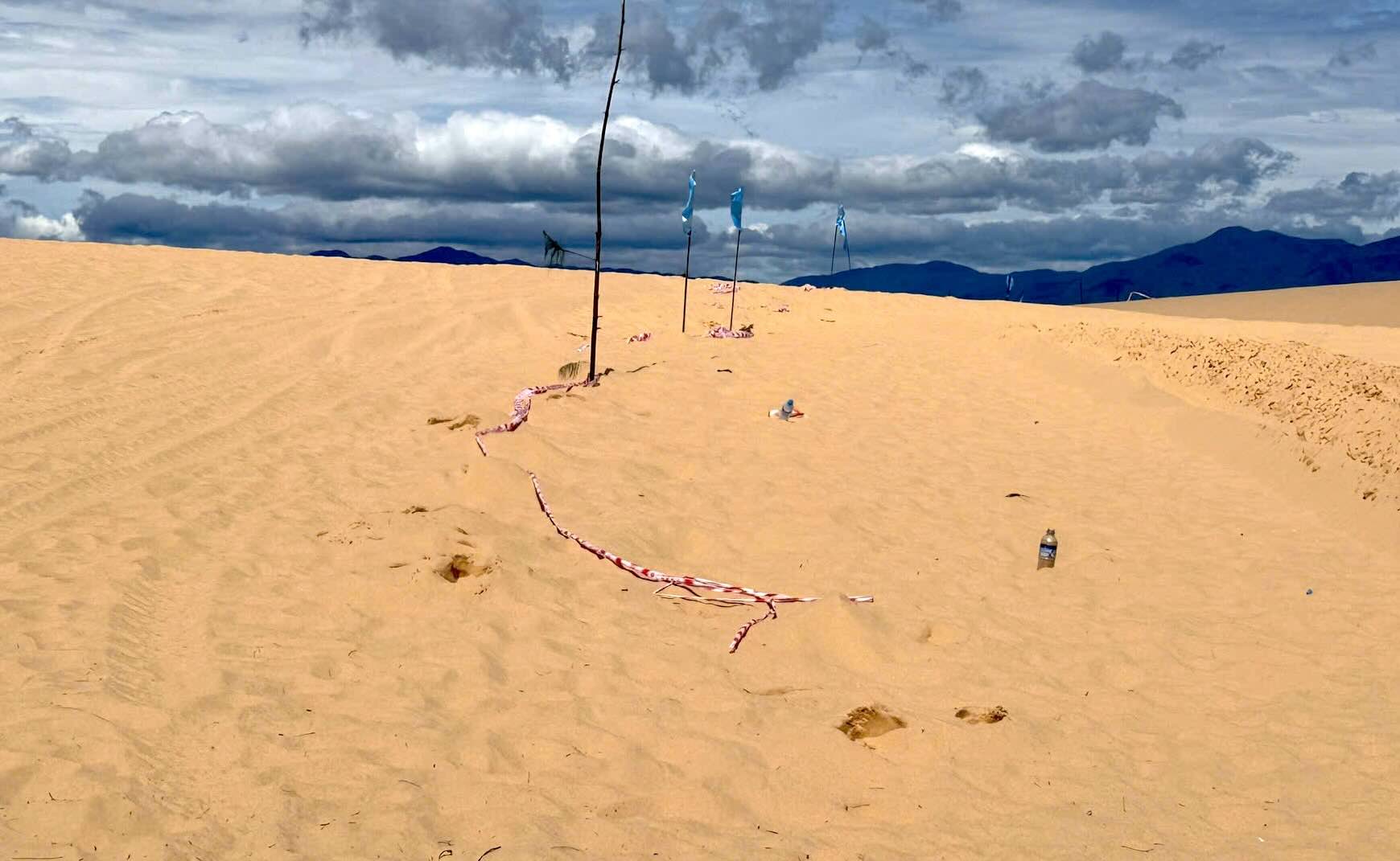 Lao Dong新聞の報道後、クアンフー砂丘の竹杭、吊り橋は撤去されました。写真:Cong Sang