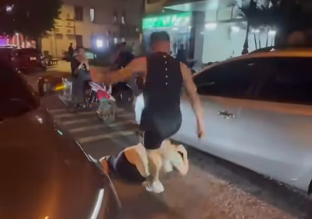 バクニン省の路上での暴行事件の画像。写真:住民が提供したクリップから切り取る