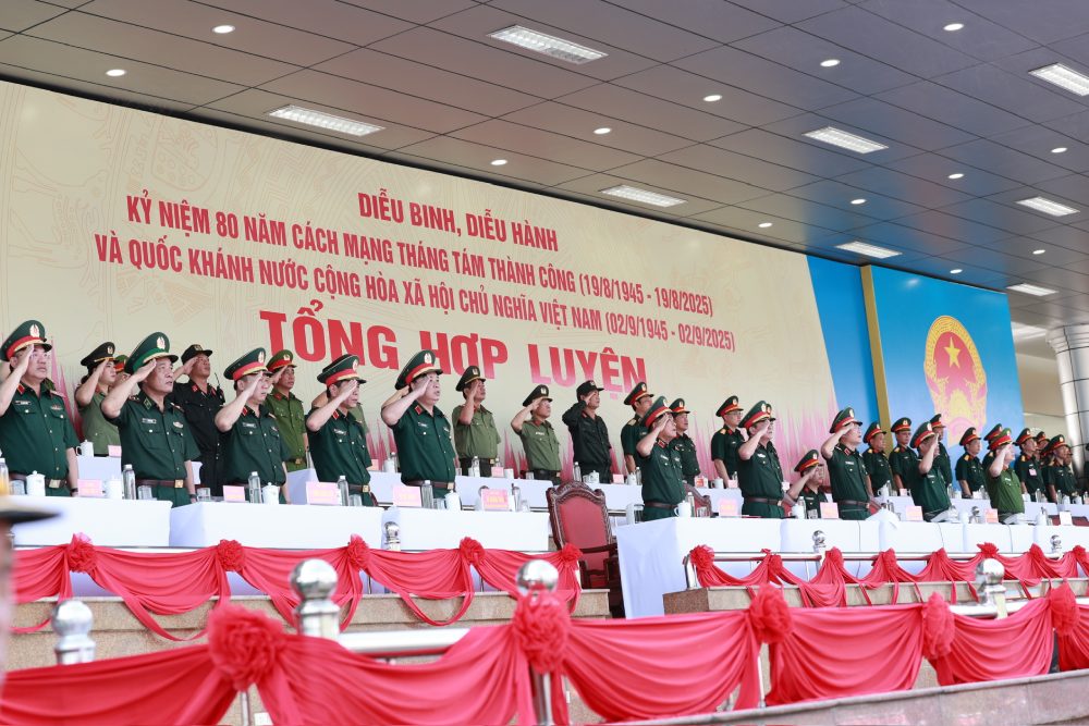 Cac dai bieu tren khan dai thuc hien nghi thuc chao co. Anh: Hai Nguyen