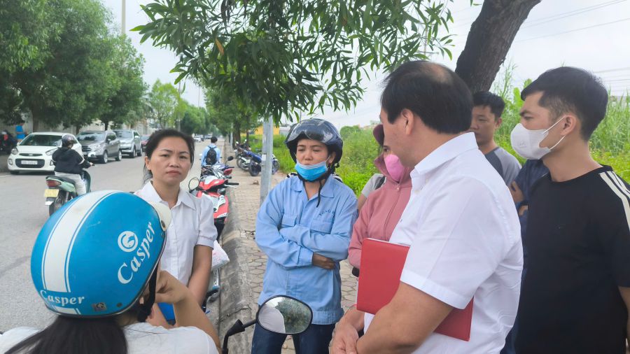 Hai Phong市労働組合幹部がVinh Han社の労働者の考えや願望について意見交換し、把握しています。写真:Duy Anh