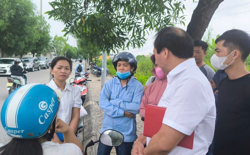 Hai Phong City Labor Federation officials discussed and grasped the thoughts and aspirations of Vinh Han Company employees. Photo: Duy Anh