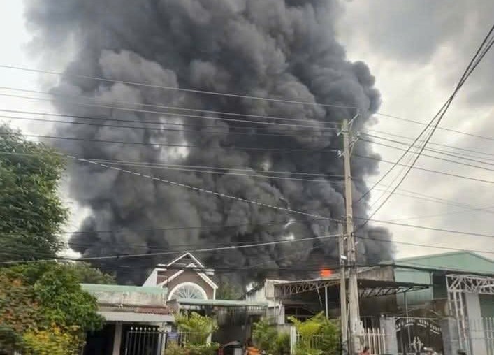 塗料工場火災現場。写真:Anh Huu