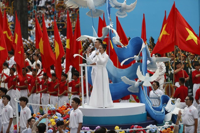 Chuong trinh nghe thuat dac biet tai Le ky niem 50 nam Ngay Giai phong mien Nam, thong nhat dat nuoc ngay 30.4. Anh: Pham Hai