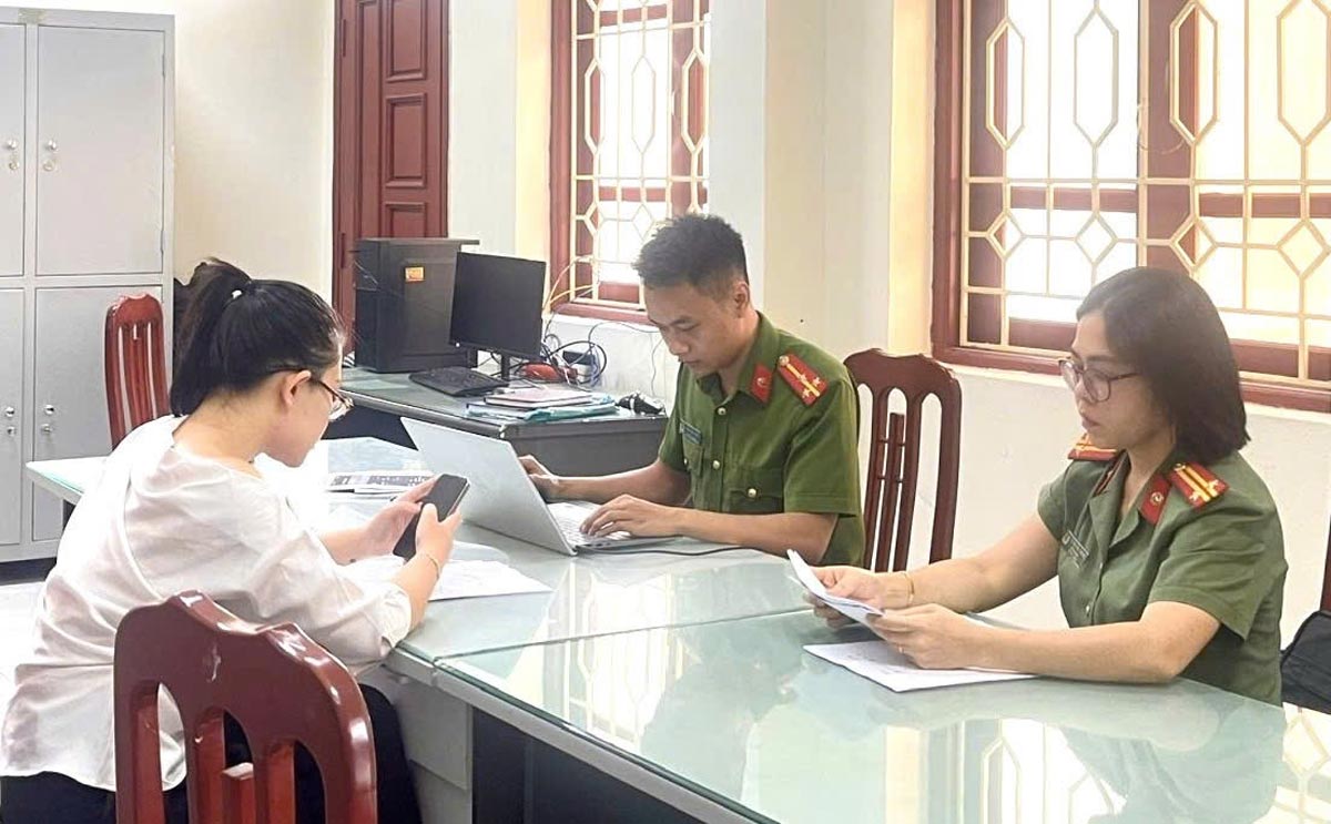 Tam Diep 구 경찰은 온라인 공간에서 허위 정보를 게시한 사람에게 벌금을 부과했습니다. 사진: Ninh Binh 지방 경찰