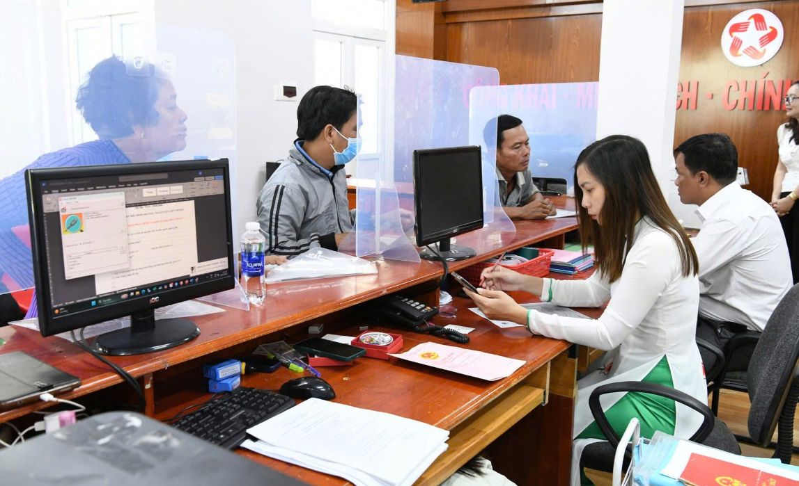 Can Tho市Long Phu公社行政サービスセンターで働く職員。写真:Thanh Dong