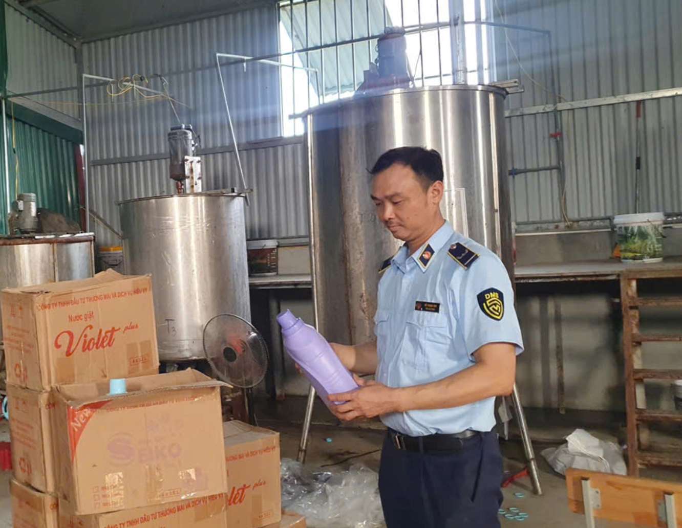 The amount of counterfeit goods seized at the scene included hundreds of cans of dishwashing water, laundry detergent, fabric rinse water and thousands of packaging shells and labels of D-nee and Tauau brands. Photo: Market Management