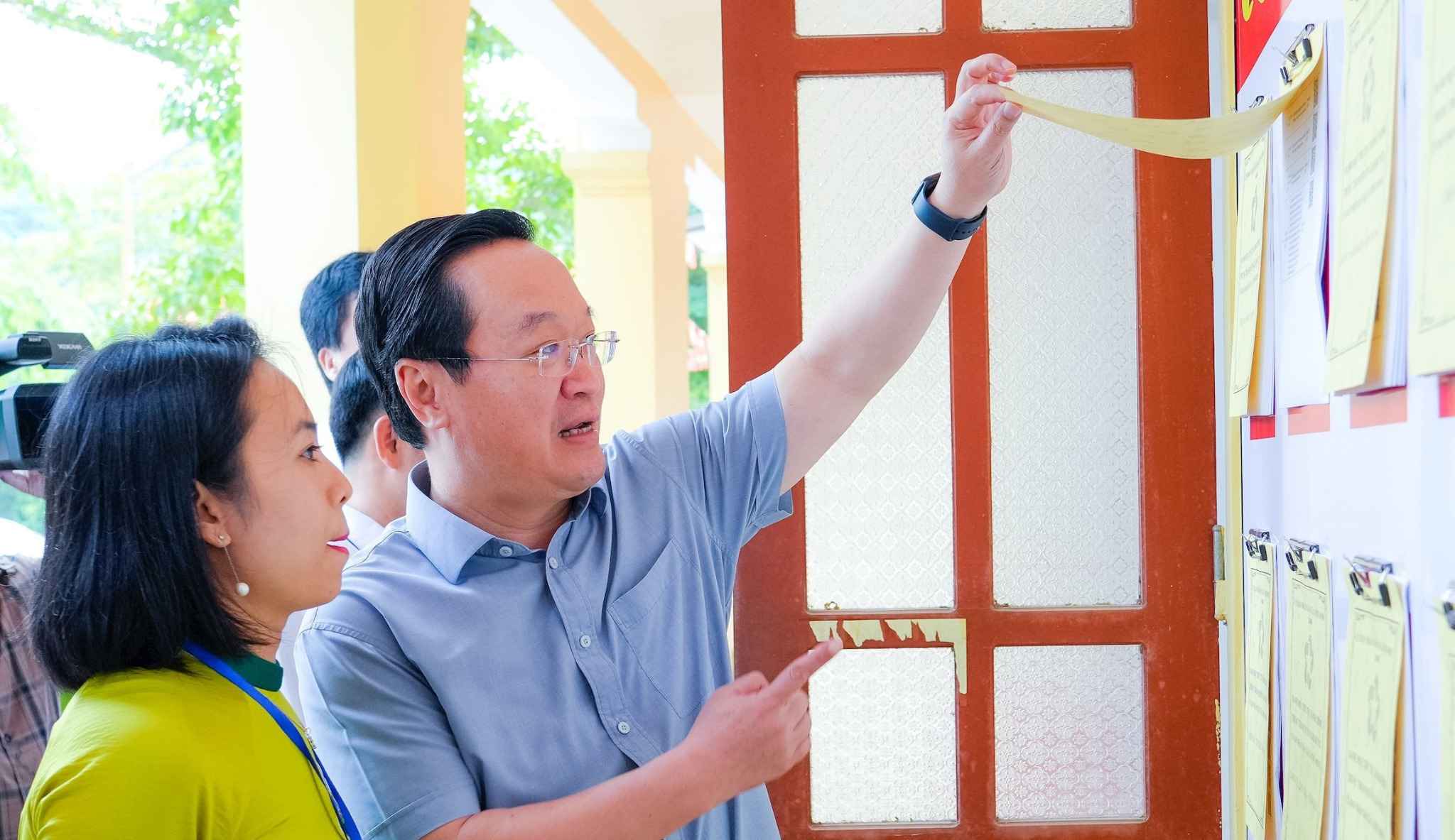 Nghe An 지방 당 위원회 서기 Nguyen Duc Trung이 Luong Minh 코뮌 공공 행정 서비스 센터에서 행정 절차 세트 게시를 검사합니다. 사진: Pham Bang