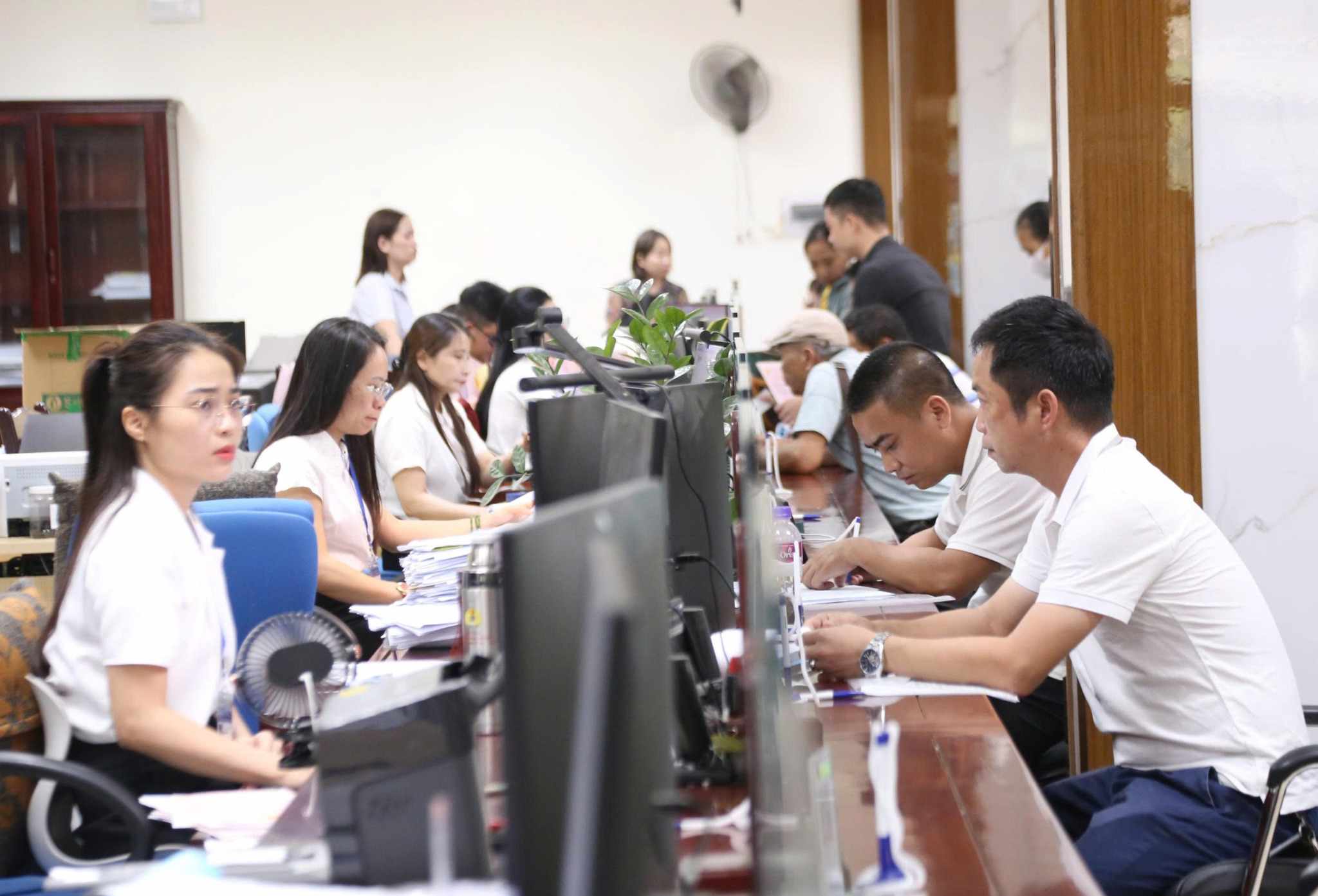 Nghe An bo tri gan 10 nghin can bo lam viec tai 130 xa, phuong sau sap xep don vi hanh chinh. Anh: Duy Chuong