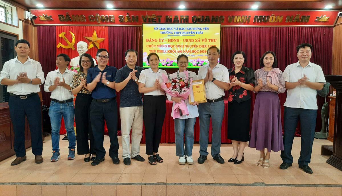 Alabando alumno de alumnos Nguyen Dieu Linh - estudiante de Nguyen Trai High School (provincia colgada de yenes) Valedictorian A00. Foto: Departamento de Cultura y Asuntos Sociales VU Thu