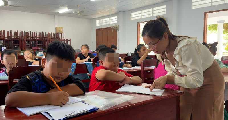 Los maestros guian a los estudiantes en clases de verano gratuitas en Tra on Commune. Foto: Hoang loc