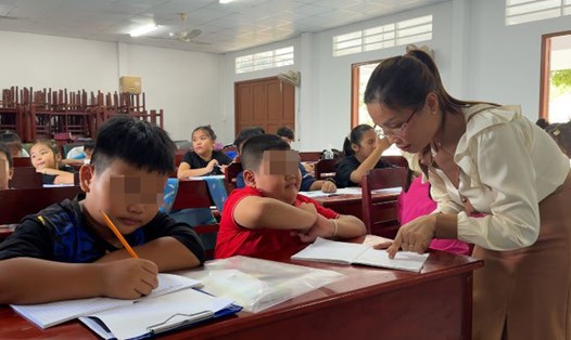 Giáo viên hướng dẫn học sinh trong lớp học hè miễn phí tại xã Trà Ôn. Ảnh: Hoàng Lộc
