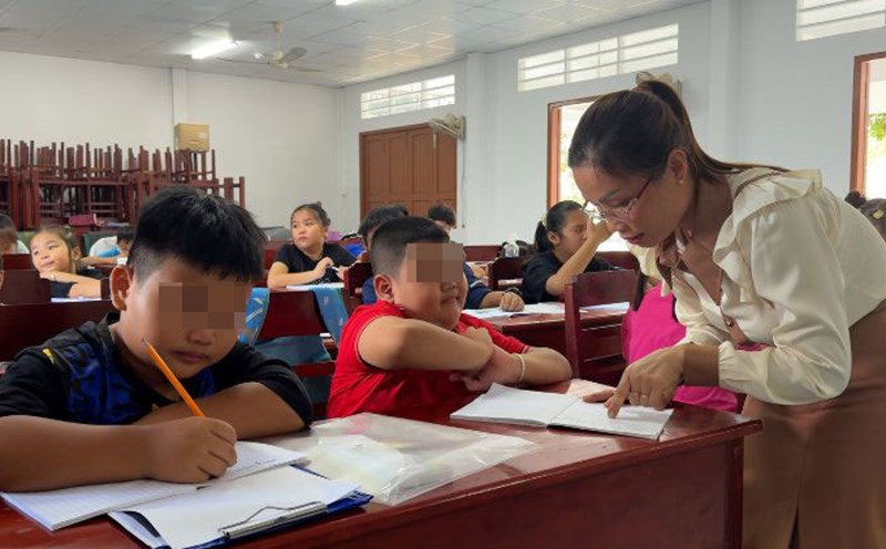 Teachers guide students in free summer classes in Tra On commune. Photo: Hoang Loc